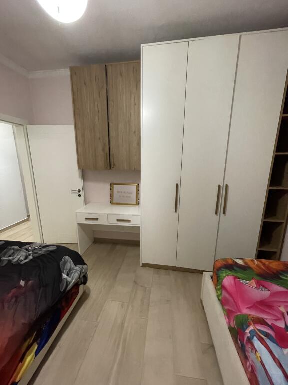 Jepet me qera apartament 2+1+2 Kamez tek Ulliri