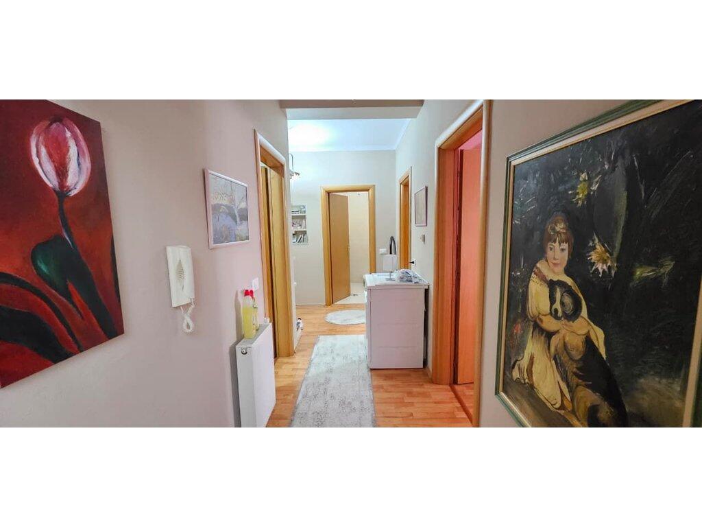 Komuna e Parisit , Shitet Apartament 2+1+2 dhe Post Parkimi!
