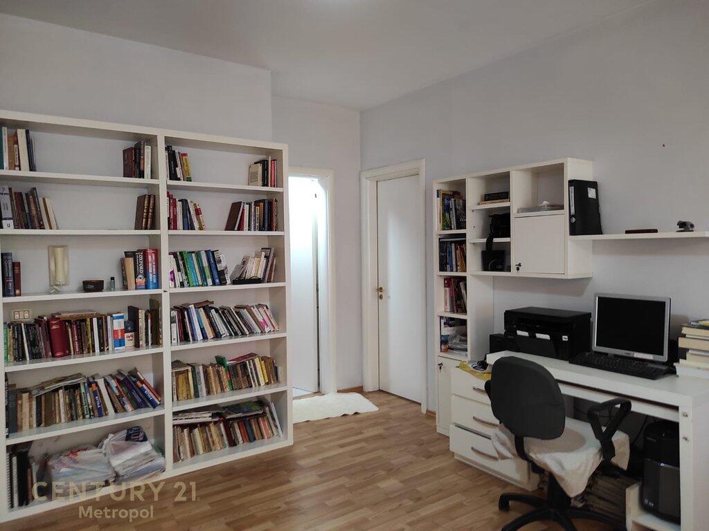 Apartament 2+1+2 me Dritë Natyrale pranë Qendrës.