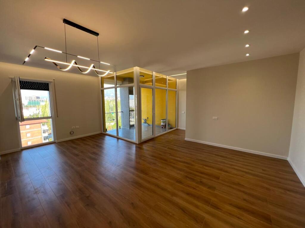📣 SHITET SUPER Apartament 2+1 Me 2 Tualete Dhe Post Parking 📍  Prane Bulevardit Te Ri ✨   🏢 Ndertim i Ri  🪜 Kati 5 (Me Ashensor)  📐 Siperfaqe Bruto 118.83 m2  📐 Siperfaqe Neto 102.79 m2  🛋️ Investuar Me Materiale Teper Cilesore  🅿️ Post Parking Ne -1   💶 Cmimi 185.000 Euro