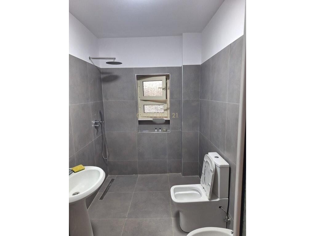 JAPIM ME QERA 2+1 NE RR. FORTUZI, NE QENDER TE QYTETIT