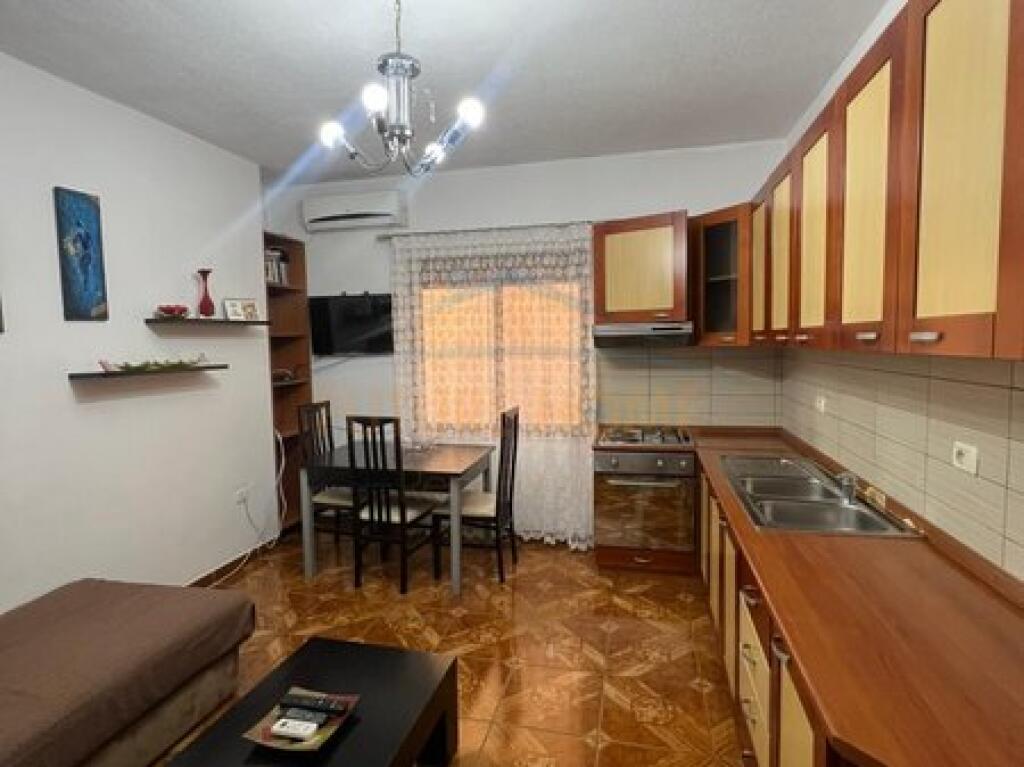 Shitet , Apartament 1+1, Qytet Studenti, Tirane.