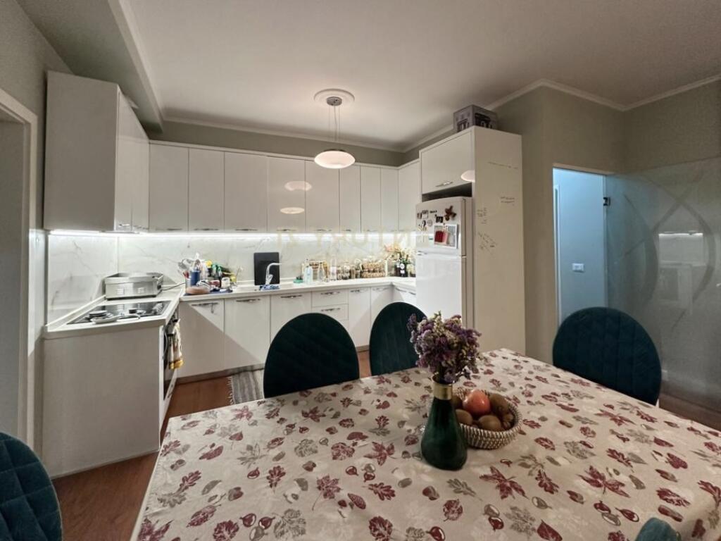 Apartament me qira 2+1+2+ 2 Ballkone  tek Kopshti Botanik