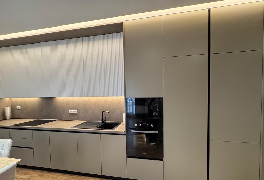 Apartament Luksoz 2+1+2 me Qira pranë Shkollës së Kuqe – Mobilim Modern!