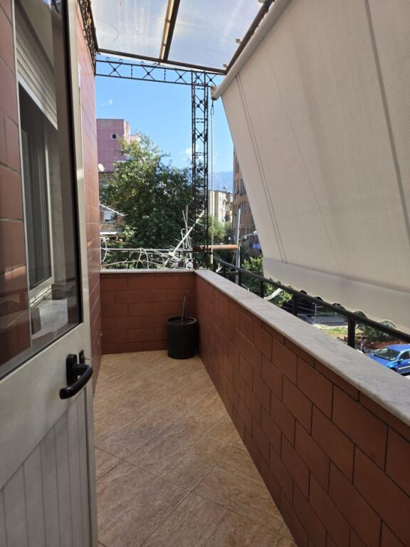 🏡 Apartament 2+1 me Qira – Rruga e Elbasanit 🌳