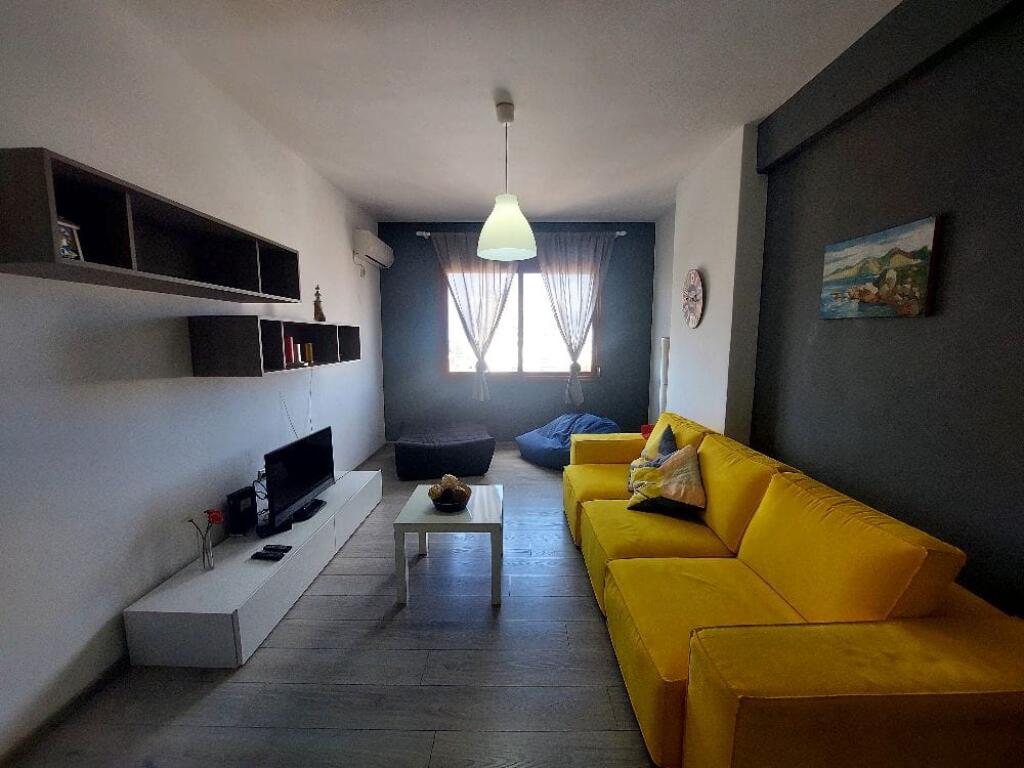 Shitet apartament 1+1 në lagjen “29 Nëntori”, pranë shkollës “Ali Demi”