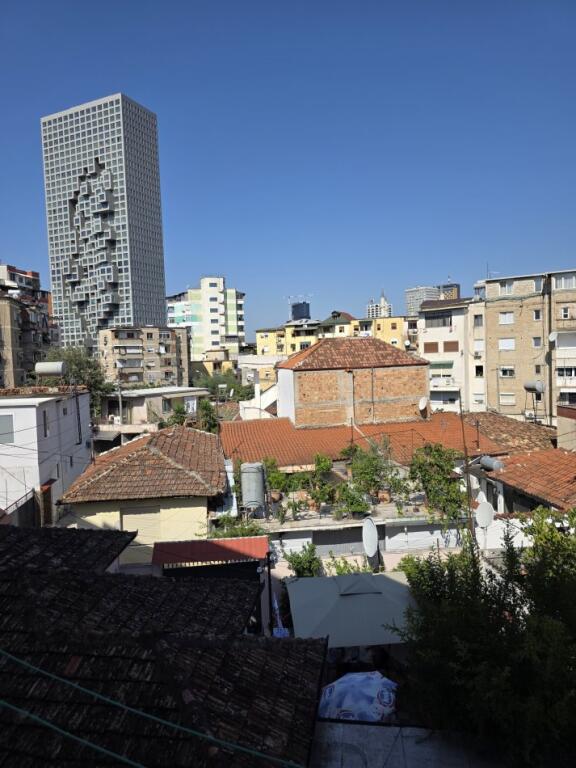 🏡 Apartament 2+1 me Qira – Rruga e Elbasanit 🌳