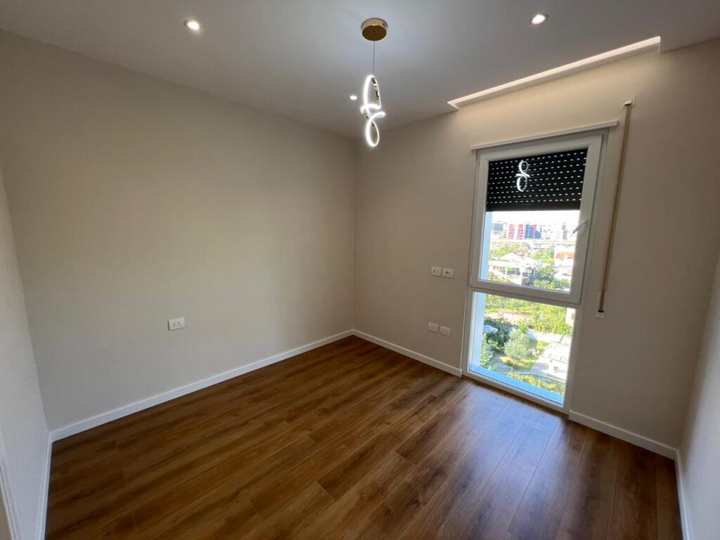 📣 SHITET SUPER Apartament 2+1 Me 2 Tualete Dhe Post Parking 📍  Prane Bulevardit Te Ri ✨   🏢 Ndertim i Ri  🪜 Kati 5 (Me Ashensor)  📐 Siperfaqe Bruto 118.83 m2  📐 Siperfaqe Neto 102.79 m2  🛋️ Investuar Me Materiale Teper Cilesore  🅿️ Post Parking Ne -1   💶 Cmimi 185.000 Euro