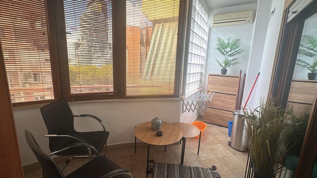 Jepet me qira apartament 2+1 në qendër të Tiranës 🏙️ Apartamenti ndodhet në pallat të ri 17-katësh, pas 9-katsheve💶 Qiraja mujore: 750 €