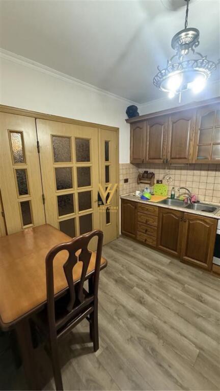 JEPET APARTAMENT 2+1 ME QERA TE GJYKATA, ISH EKSPOZITA 65.000 LEKE