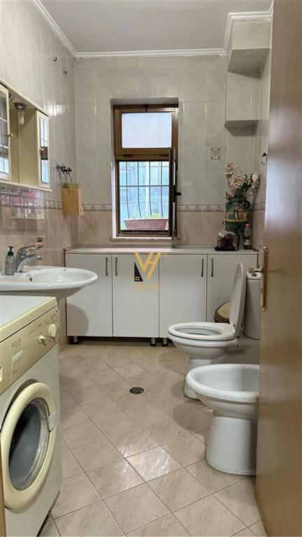 JEPET APARTAMENT 2+1 ME QERA TE GJYKATA, ISH EKSPOZITA 65.000 LEKE