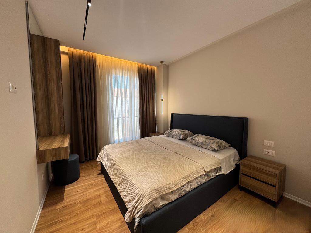 APARTAMENT LUKSOZ 2+1+2 PER QIRA, SHKOLLA E KUQE! 1,100 € /Muaj
