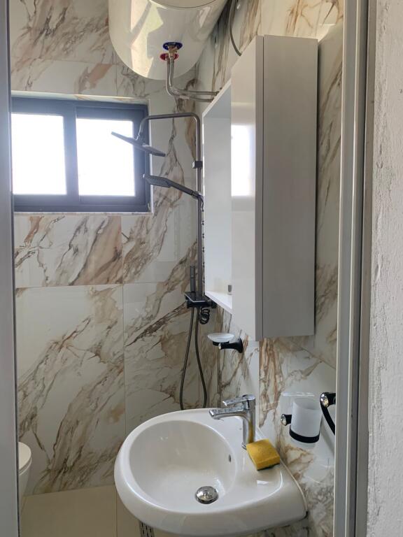 Jepet Hyrje me qera 1+1 ne Durres