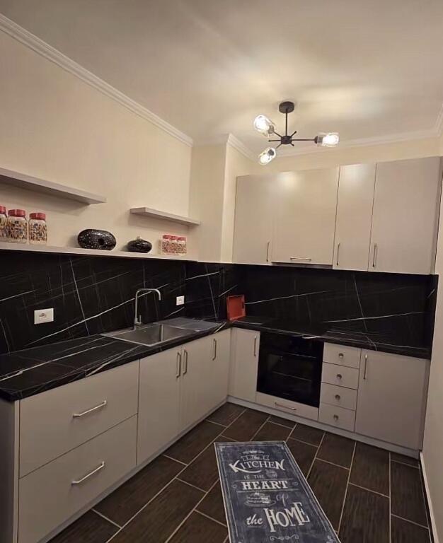 APARTAMENT ME QERA 2+1+2 YZBERISHT 50.000 LEKE