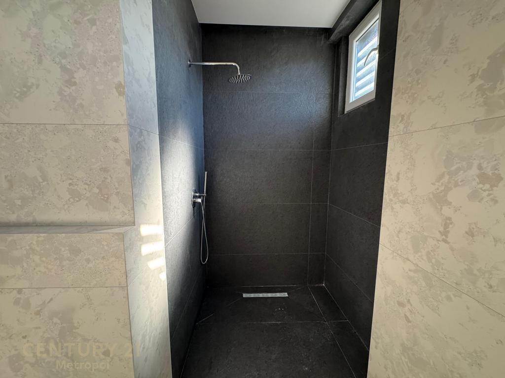 APARTAMENT LUKSOZ 2+1+2 PER QIRA, SHKOLLA E KUQE!