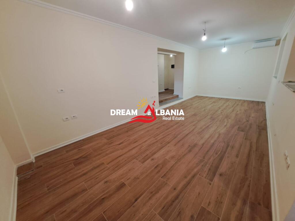 Ambient biznesi ne shitje ne rrugen e Durresit ne afersi te Ministrise se Arsimit ne Tirane (ID 4129433)