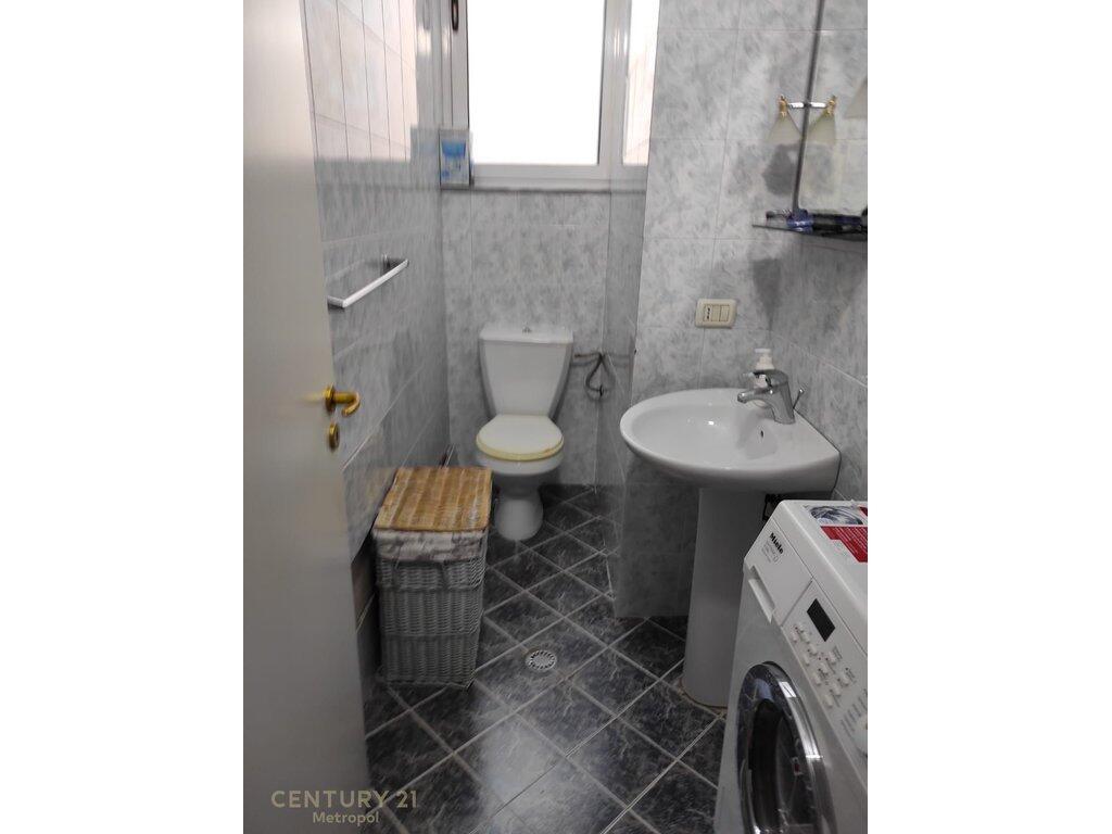 Apartament 2+1+2 me Dritë Natyrale pranë Qendrës.