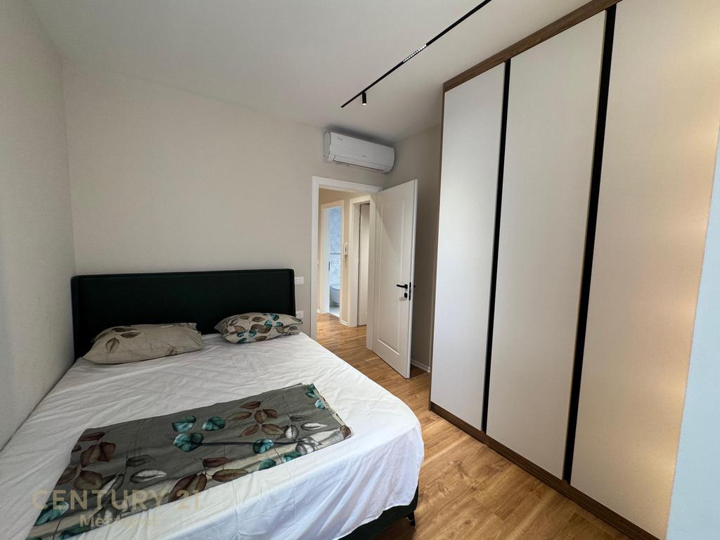 APARTAMENT LUKSOZ 2+1+2 PER QIRA, SHKOLLA E KUQE!