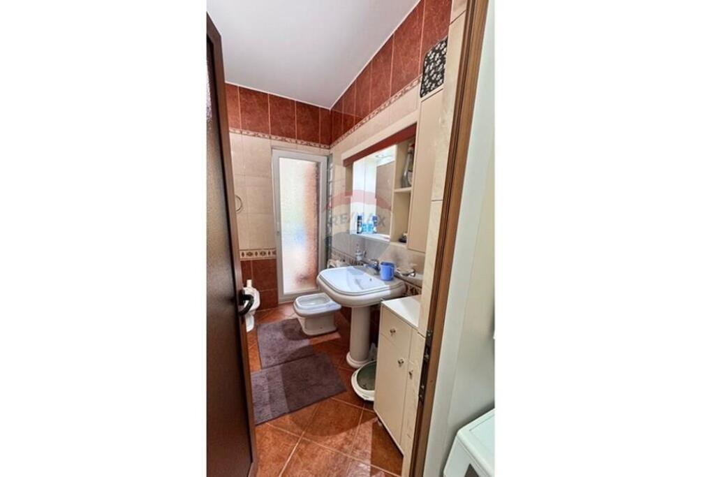 3+1+2+ballkon tek Rruga 5 Maji