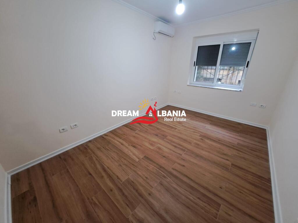 Ambient biznesi ne shitje ne rrugen e Durresit ne afersi te Ministrise se Arsimit ne Tirane (ID 4129433)