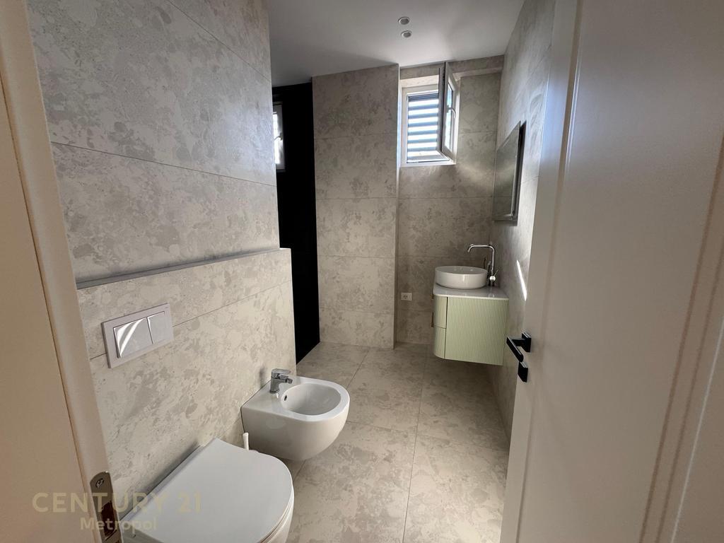 APARTAMENT LUKSOZ 2+1+2 PER QIRA, SHKOLLA E KUQE!