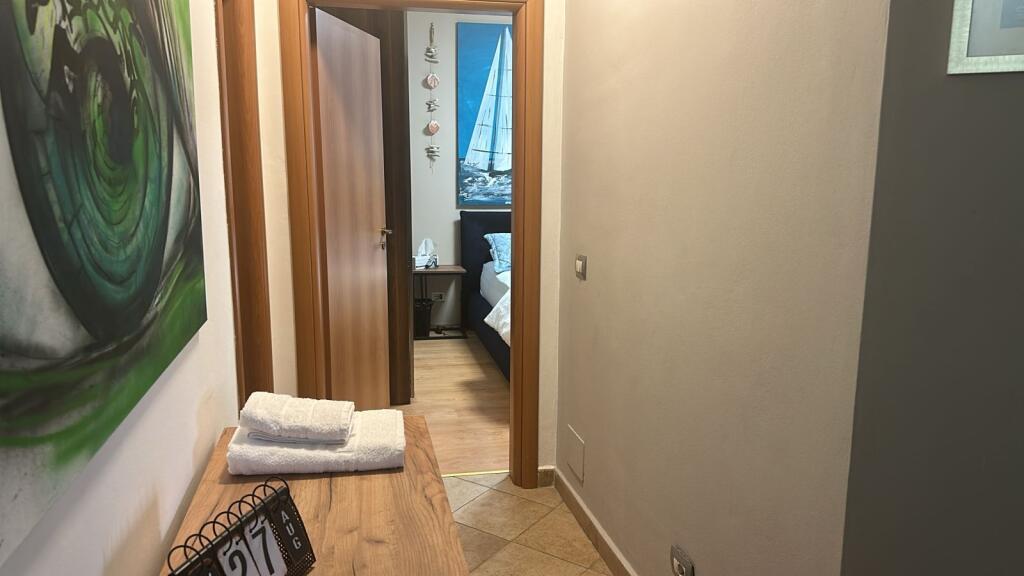 Jepet me qira apartament 2+1 në qendër të Tiranës 🏙️ Apartamenti ndodhet në pallat të ri 17-katësh, pas 9-katsheve💶 Qiraja mujore: 750 €