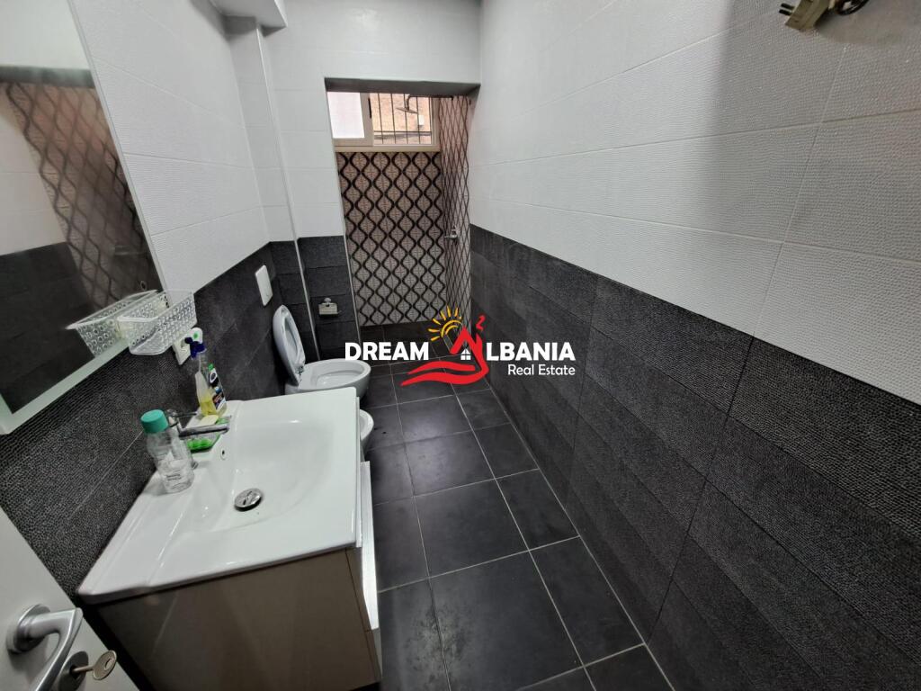 Ambient biznesi ne shitje ne rrugen e Durresit ne afersi te Ministrise se Arsimit ne Tirane (ID 4129433)