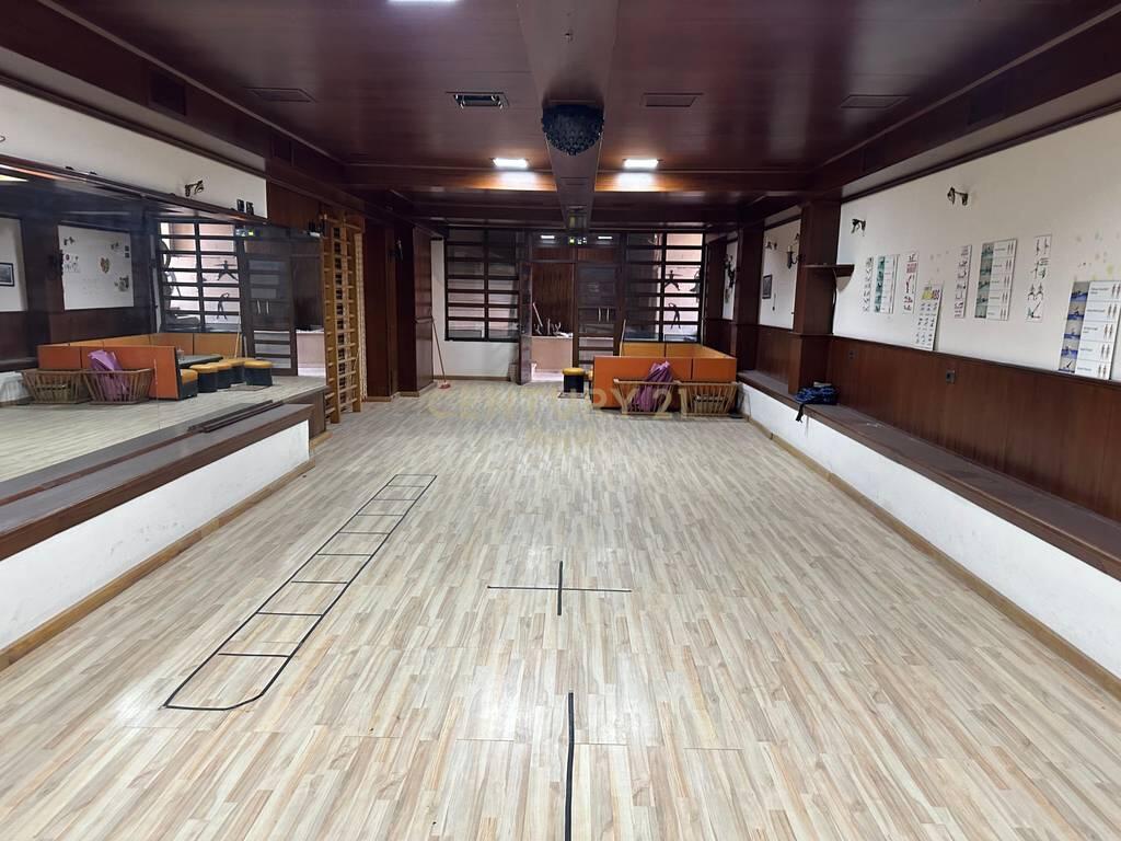 In affitto ~Spazio commerciale in affitto vicino alla scuola “Bajram Curri”.