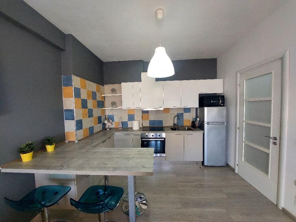 Shitet apartament 1+1 në lagjen “29 Nëntori”, pranë shkollës “Ali Demi”