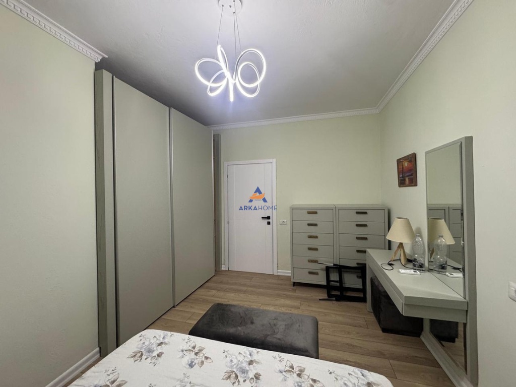JEPET ME QERA APARTAMENT 3+1+2+BALLKONE "RRUGA NJAZI DEMI,TE BULEVARDI BAJRAM CURRI" 1050 EURO