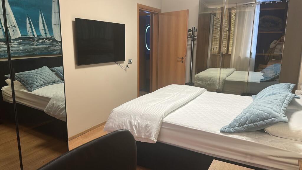 Jepet me qira apartament 2+1 në qendër të Tiranës 🏙️ Apartamenti ndodhet në pallat të ri 17-katësh, pas 9-katsheve💶 Qiraja mujore: 750 €