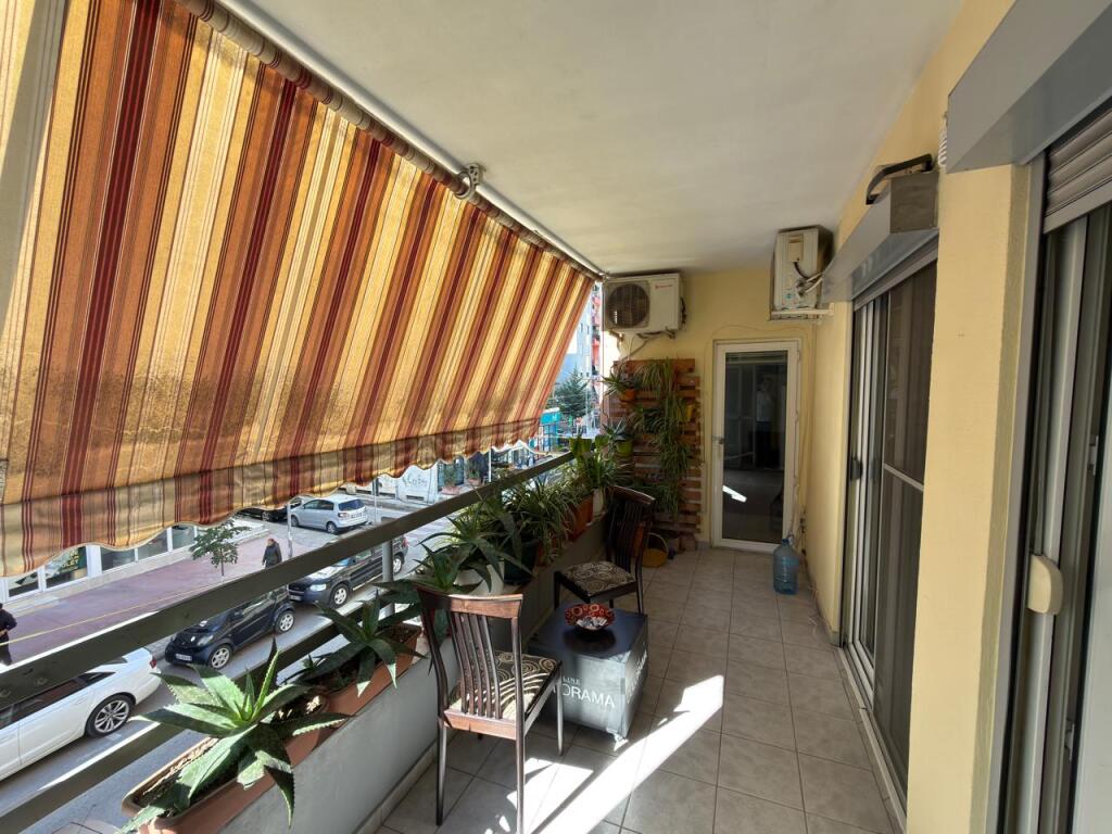📣 Shitet Apartament 2+1+2 🏢 Kati i 2-të me ashensor ☀️ Orientim perëndim 📍 Yzberisht – Misto Mame, Rruga Thoma Koxhaj 📐 Sipërfaqe: 101.3 m² 📑 Me hipotekë 🏦 Mundësi blerjeje me kredi 💶 Çmimi: 150,000 €