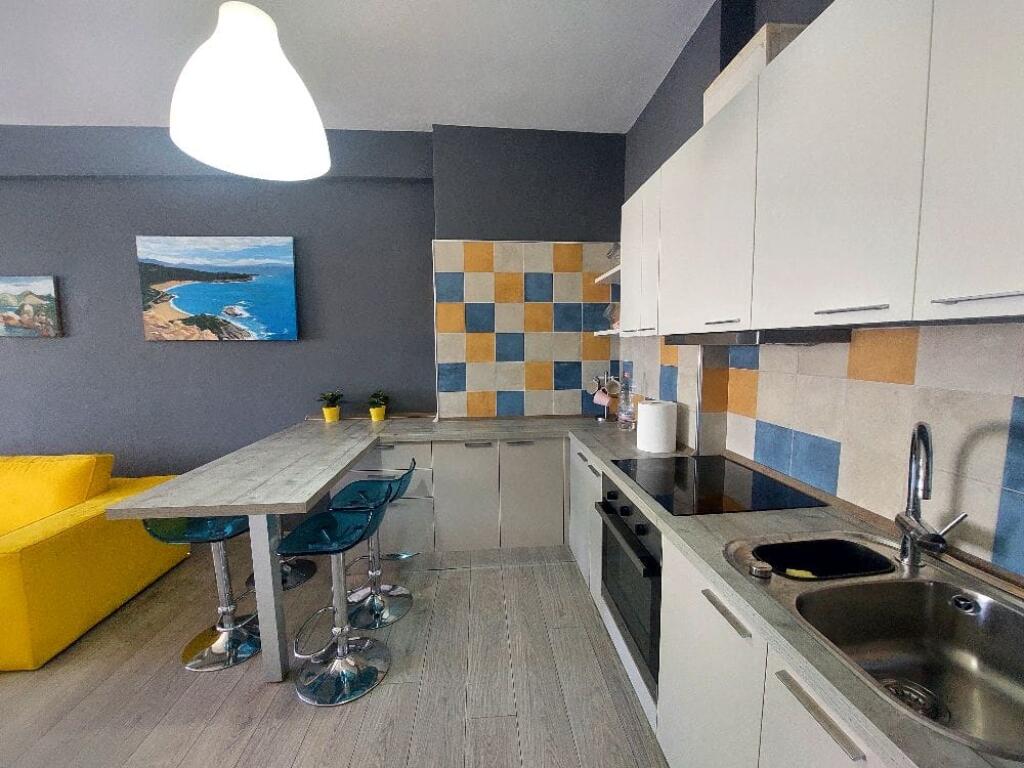Shitet apartament 1+1 në lagjen “29 Nëntori”, pranë shkollës “Ali Demi”