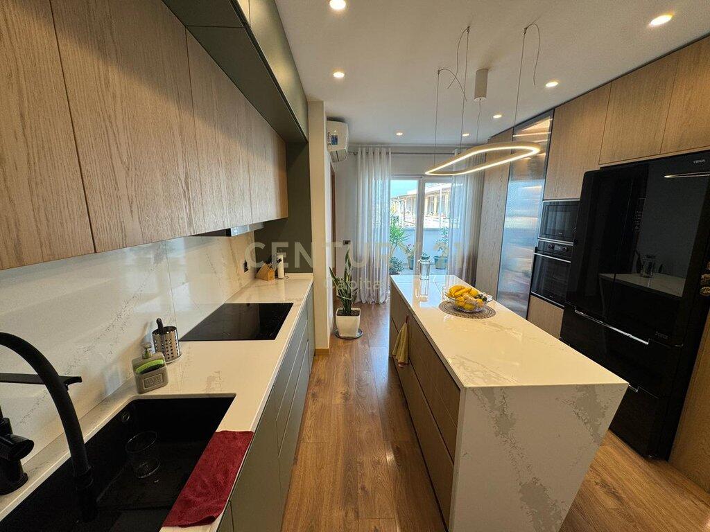 Apartament 3+1+2+Verande per shitje ne zonen e 5-Majit
