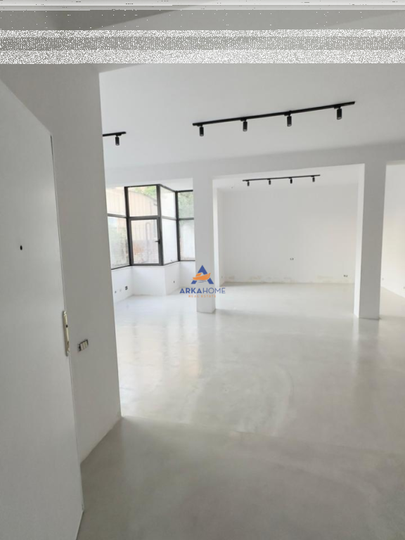 JEPET ME QERA AMBIENT PER ZYRA 99M2 "RRUGA IBRAHIM TUKIQI,QENDER" 900 EURO