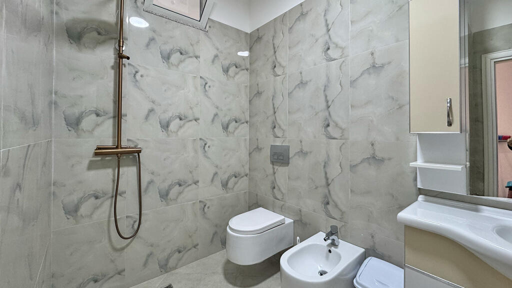 Qera Super Apartament 2+1 në Durrës, Plazh me pamje nga deti