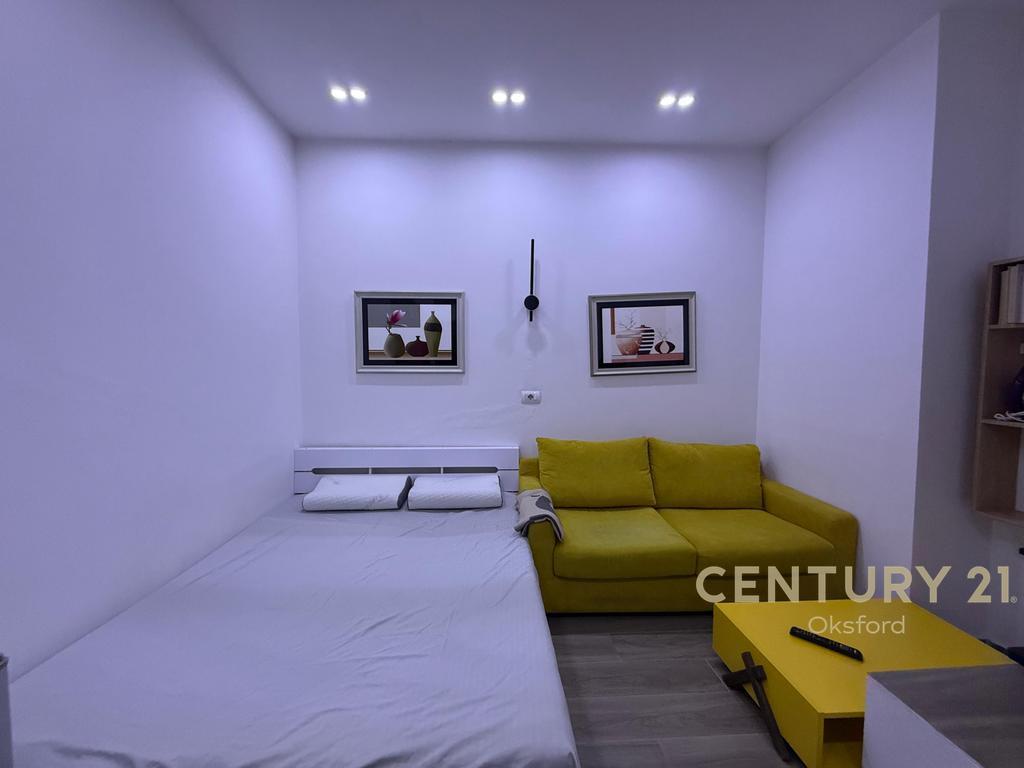 JAPIM ME QIRA STUDIO TEK BULEVARDI ZHAN DARK! Cmimi 320 euro,   ID e Pronës: OKS125057