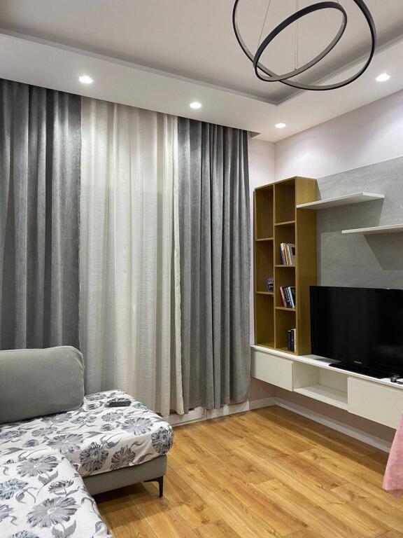 🏢Ne zonen e Myslym Shyrit,prane Santa Bar jepet me qera apartament 2+1+Depo,i mobiluar 68,000Leke
