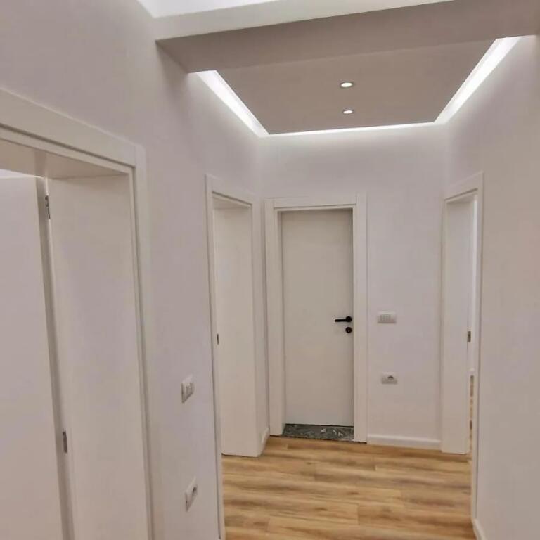 🏢Via Mine Peza vicino a Le Bone si affitta spazio commerciale con una superficie di 120m2, vuoto 90.000Leke