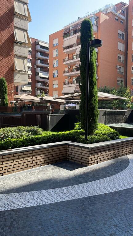 AMBJENT KOMERCIAL PER QIRA, KOMPLEKSI DELIJORGJI!