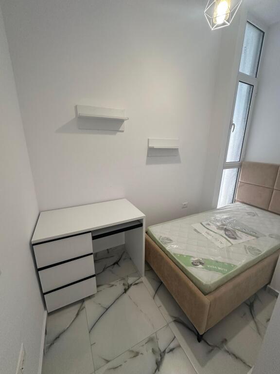 📣 QERA SUPER Apartament 2+1 📍 Prane Vasil Shantos ✨   🏢 Ndertim i Ri  🪜 Kati 3 (Me Ashensor)  🛋️ Mobiluar Me Kushte Bashkekohore  ✅ I Pa Banuar Me Pare   💶 Cmimi 65.000 Leke