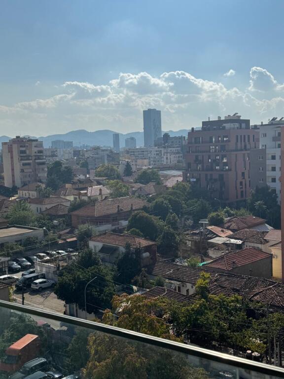 Jepet apartament me qera 2+1 kati 6 me ashensor tek Shkolla Kuqe cmimi 800 euro /muaj