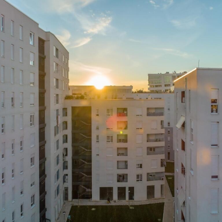 APARTAMENT 1+1 ME QIRA VETEM ME KUZHINE 📍 Vendndodhja: KOMPLEKSI MAGNET, 21 Dhjetori