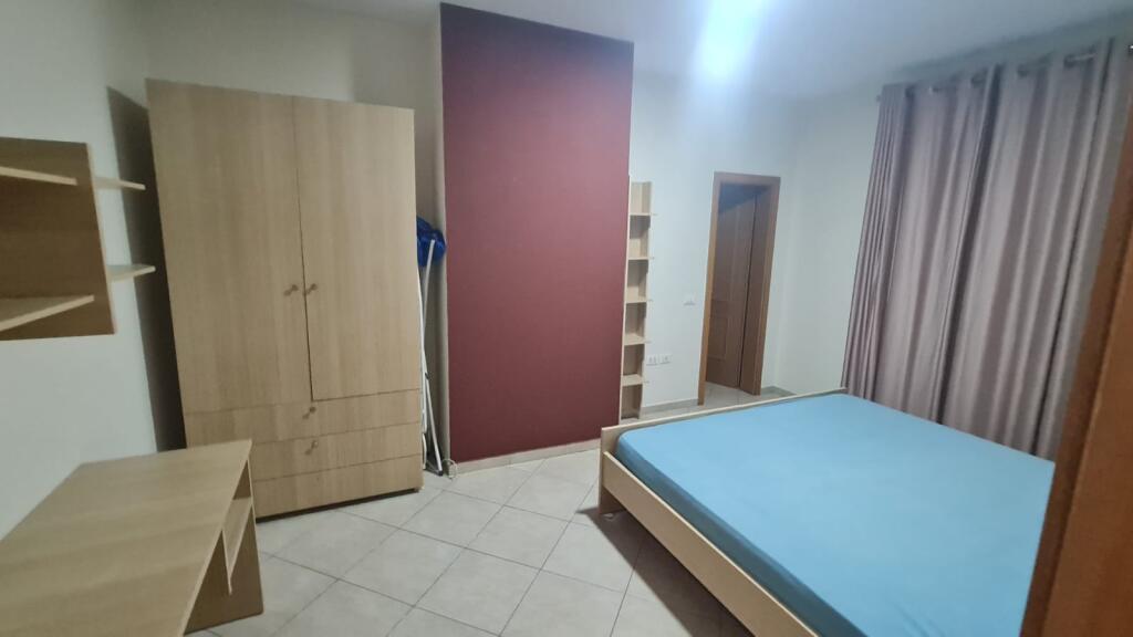 Jepet me qira 2+1 kati 9 me ashensor pranë Ring Center