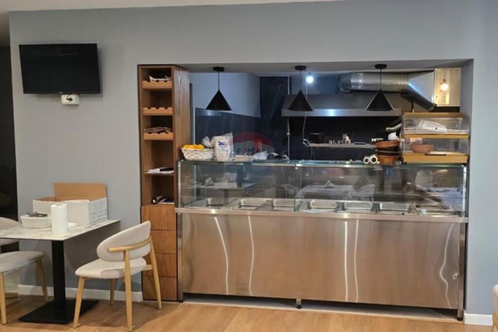 Shitet biznes Bar-Kafe &amp; Mense në Komunën e Parisit