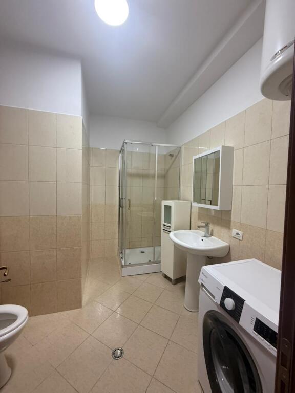 🏢Via Jordan Misja, vicino a Bar Kafe Europa, appartamento in affitto, 2+1, arredato. 60.000 Leke