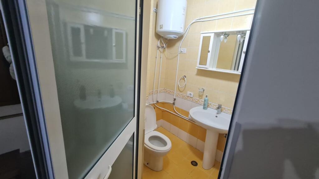 Jepet me qira 2+1 në qendër, përballë me Parlamentin