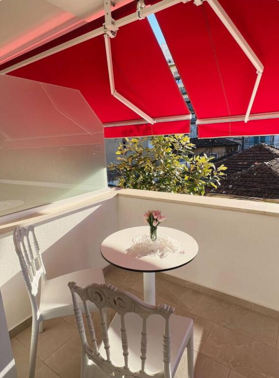 🏙️ APARTAMENT 2+1 ME VERANDE – Qendër, Rruga Bogdaneve