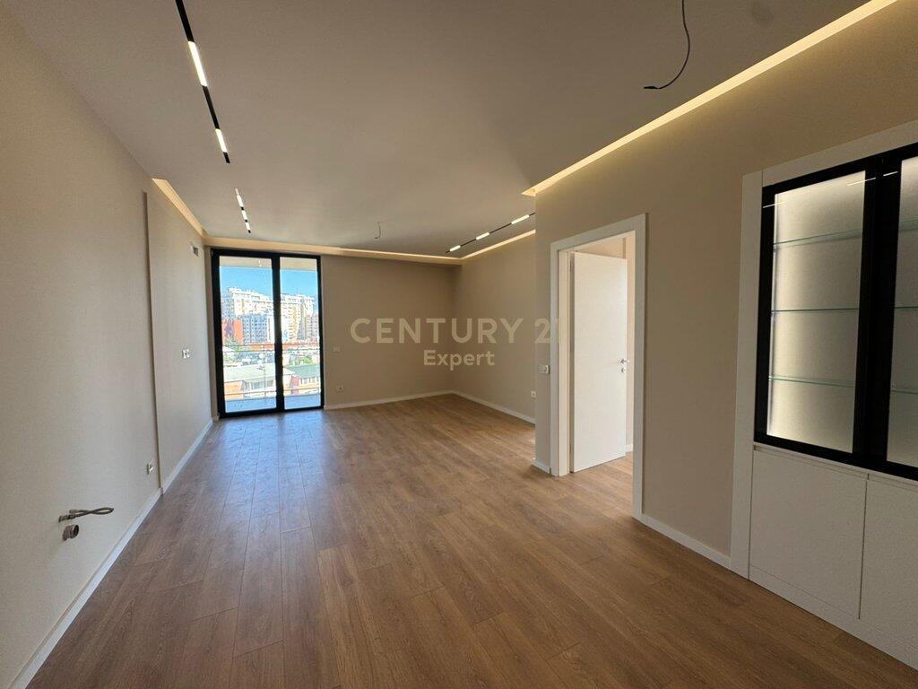 JAPIM APARTAMENT BOSH ME QIRA RRUGA MINE PEZA!! 1,500 € /Muaj