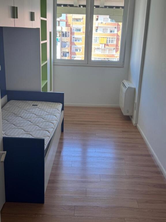 Jepet apartament me qera 2+1 kati 6 me ashensor tek Shkolla Kuqe cmimi 800 euro /muaj